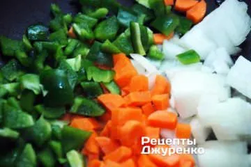 Поджарить овощи на сковородке 4-5 минут.