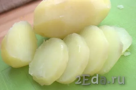Готовую картошку остудить, очистить от кожуры, нарезать на кружочки толщиной 1-1,5 сантиметра.
