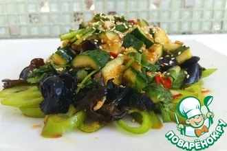 Рецепт: Салат из огурцов с древесными грибами