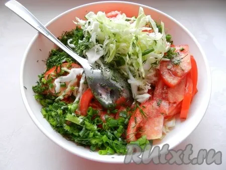 Смешать все ингредиенты, добавить по вкусу соль и перец. Заправить салат сметаной, хорошо перемешать.
