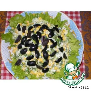 Рецепт: Салат из кукурузы с редькой и маслинами