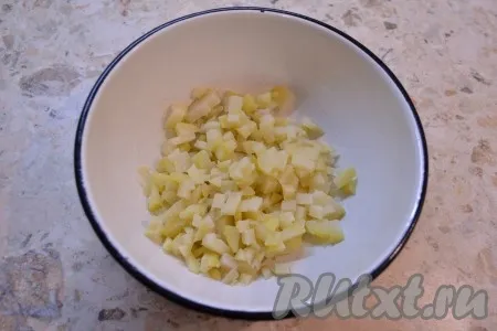 Картофель, сваренный в кожуре, очистить и нарезать небольшими кубиками. 