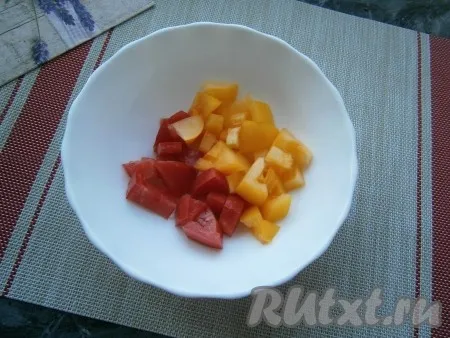 Крепкие спелые помидоры нарезать небольшими кусочками (или кубиками). 