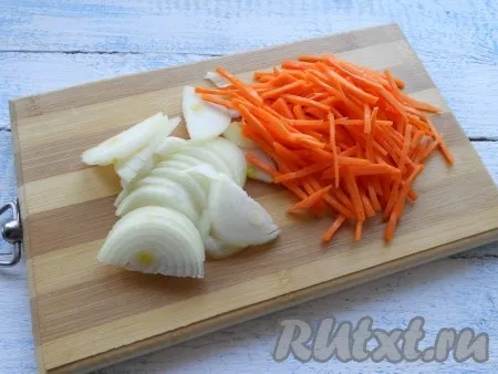 Лук нарезать тонкими полукольцами, морковь - тонкой соломкой. 