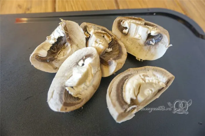 Шампиньоны на сковороде гриль - нарезаем грибы