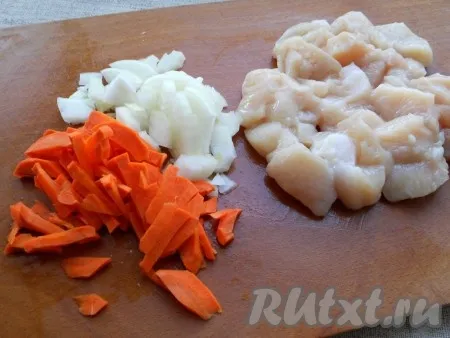 Куриное мясо нарезать кубиками или кусочками, лук и морковь также нарезать. 