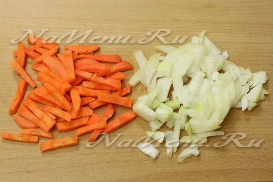 лук и морковь нарезать