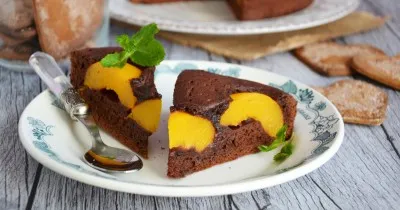 Фруктово шоколадный пирог с персиками