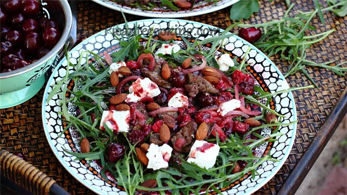 Салат с куриной печенью и вишнями