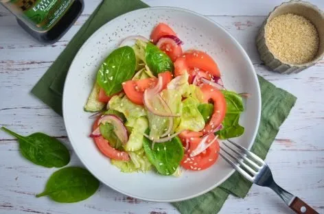 Зеленый салат с огурцами и фиолетовым луком