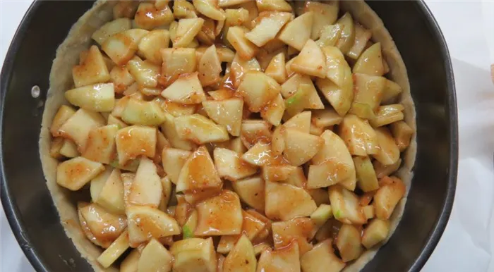 На тесто для пирога с яблоками выкложить начинку