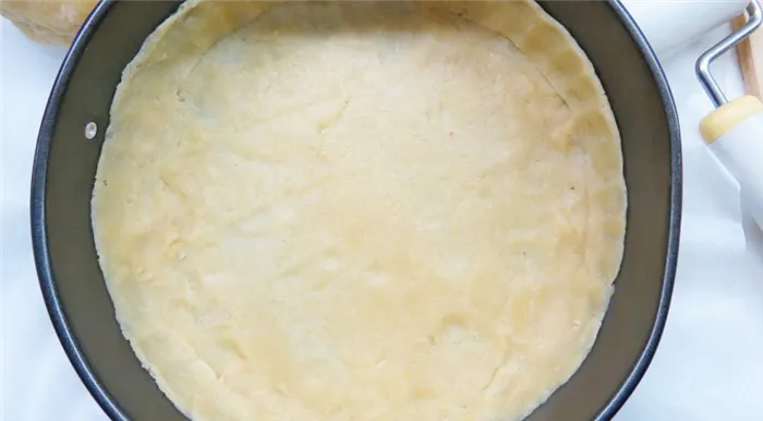 Раскатываем тесто для пирога с яблоками, укладываем в форму
