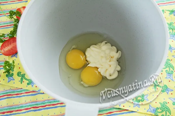смешиваем яйца и майонез