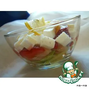 Рецепт: Салат с семгой, клубникой, авокадо