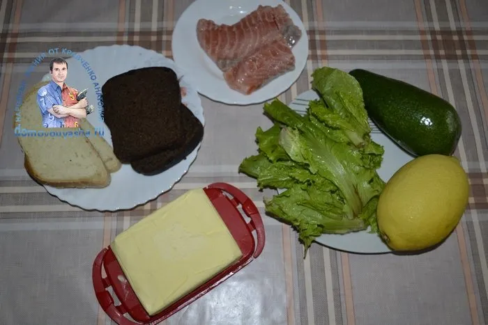 Бутерброды с красной рыбой и авокадо