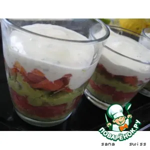 Рецепт: Салат-коктейль с авокадо, семгой и грейпфрутом