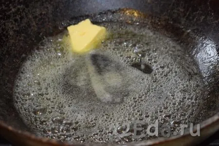 Разогреваем сковороду на сильном огне, вливаем в неё растительное масло и добавляем сливочное масло.