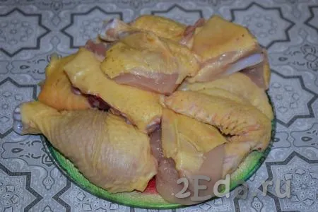 Курицу нарезаем на порционные кусочки (в данном блюде приветствуется не куриное филе, а именно кусочки курицы на кости, именно они дают более вкусный и наваристый бульон, что для приготовления гедлибже очень важно!).