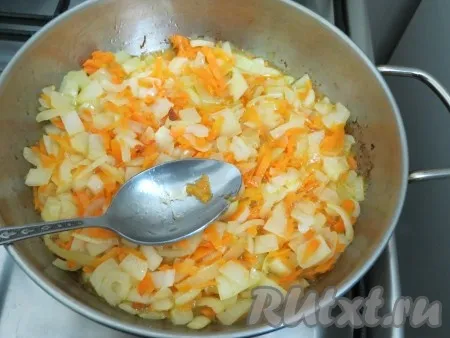 Лук и морковь мелко нарезаем и обжариваем на растительном масле, периодически помешивая, до золотистого цвета. 