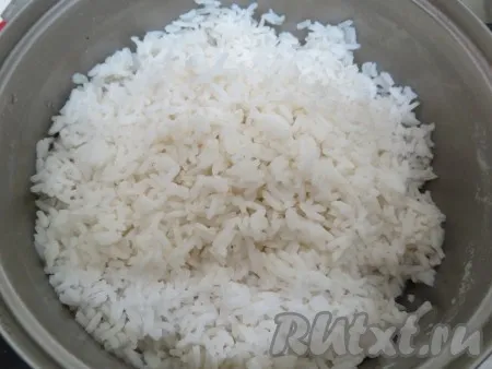 Рис засыпаем в 2 литра кипящей воды, уменьшаем огонь, варим 10 минут, затем откидываем рис на дуршлаг. 