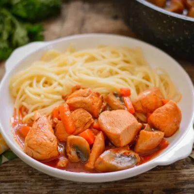 Индейка с грибами и морковью в томатном соусе на сковороде - рецепт с фото