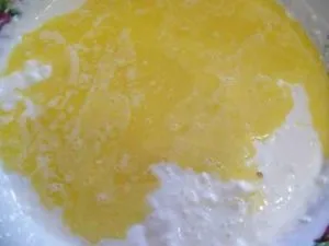 Растопленное сливочное масло для теста