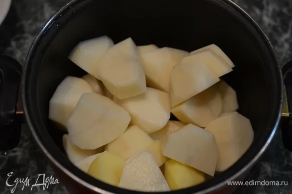 Картошку почистите, нарежьте на средние куски.