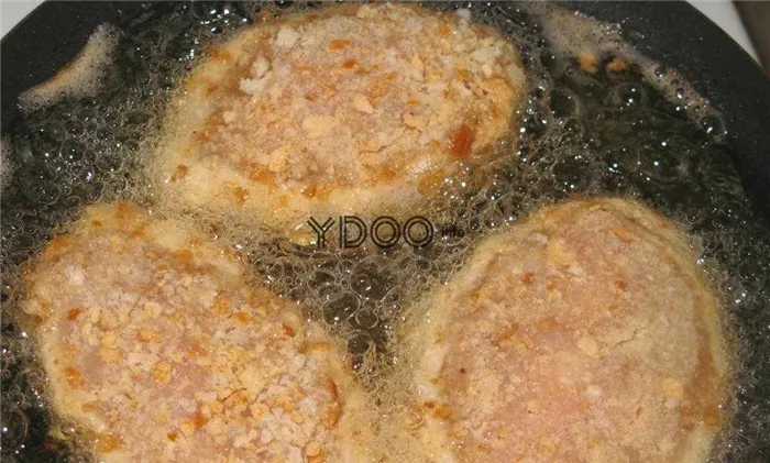 котлеты в панировке жарятся в сковороде с растительным маслом