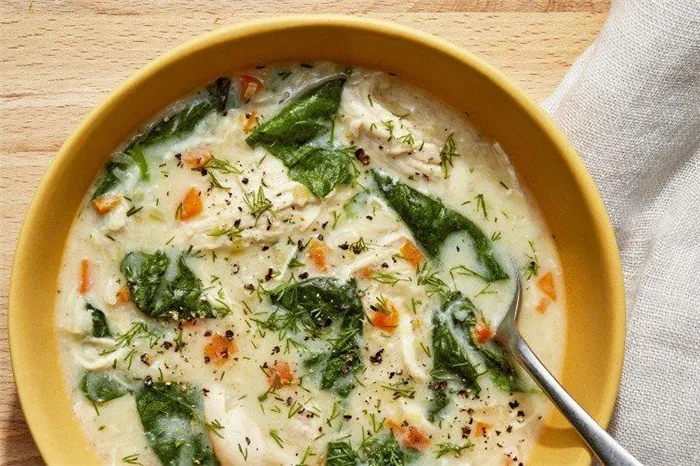 Сырный суп с курицей и шпинатом