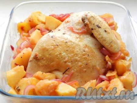 В форму для запекания выложить курицу и айву с луком и поставить в разогретую до 190 градусов духовку на 45 минут (до готовности курицы).