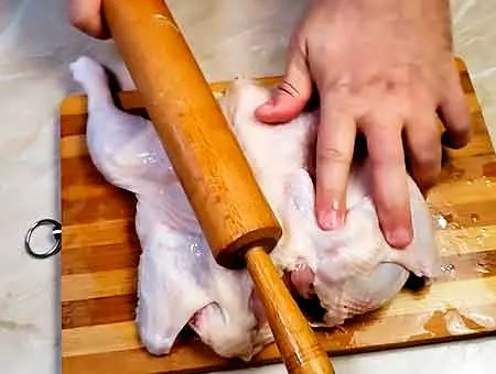 отбиваем курицу кухонным молоточком 