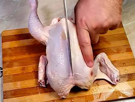 режем курицу вдоль груди