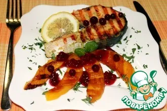 Рецепт: Имбирный лосось с манго-гриль и брусничным соусом
