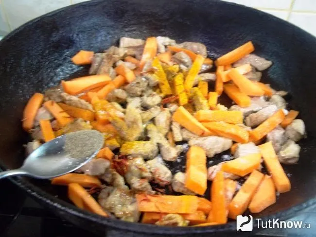 Мясо с морковью приправлены перцем черным молотым
