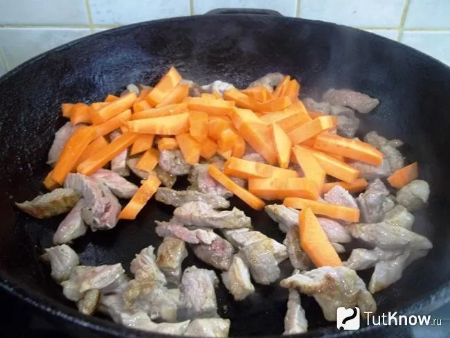 В сковороду добавлены кусочки моркови