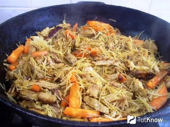 Макароны жарятся в сковороде с мясом и морковью