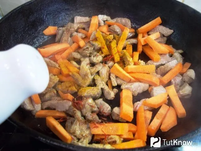Мясо с морковью приправлены солью