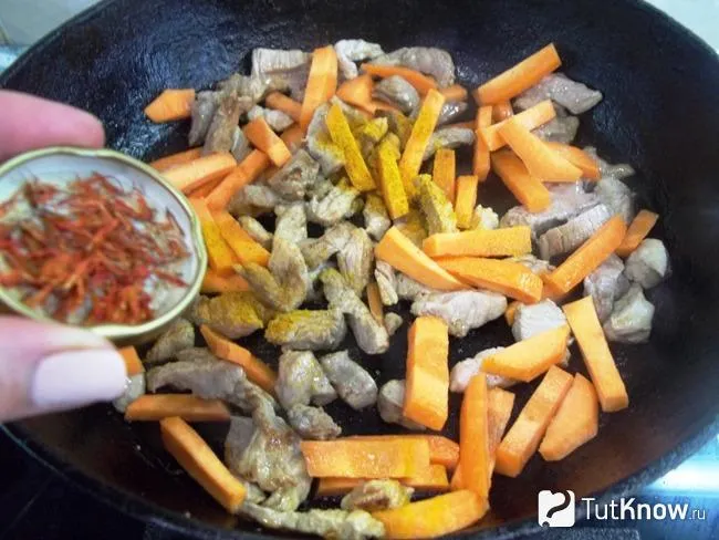 мясо с морковью приправлены листьями шафрана