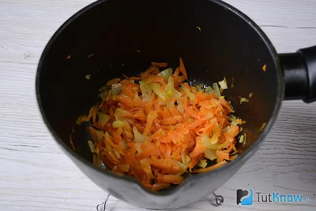 Обжарка моркови и лука в растительном масле