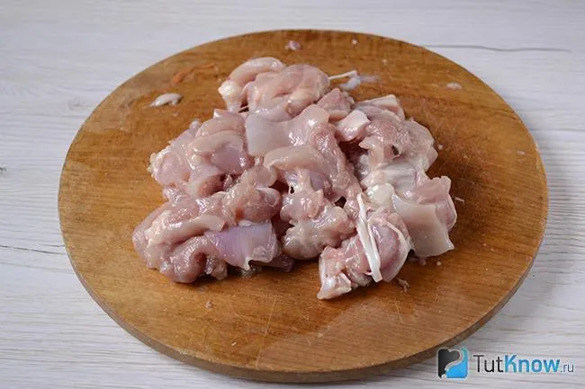 Нарезанное куриное мясо на дощечке