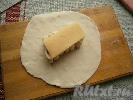 Сверху разместить прямоугольный кусочек сыра толщиной около 0,5 см. 