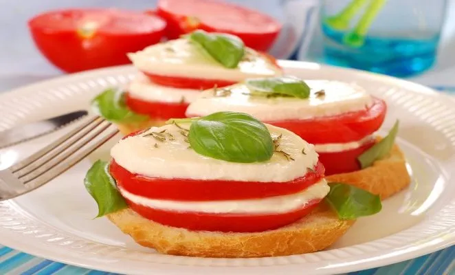 Моцарелла с помидорами и базиликом: изысканный легкий вкус