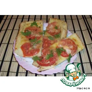 Рецепт: Пирог с моцареллой и помидорами на слоеном тесте