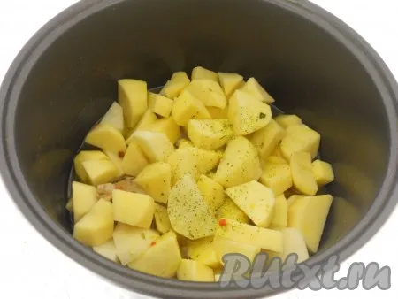 Картофель очистить и нарезать довольно крупными кусками (на 4-6 частей), добавить в чашу мультиварки к остальным продуктам. Посолить, посыпать специями для картофеля и влить воду. Выставить снова режим 