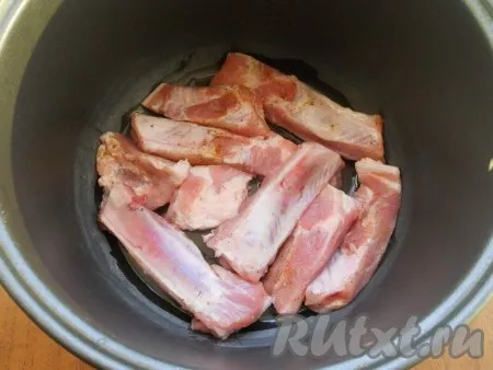 В чашу мультиварки влить растительное масло, выложить свиные ребра, немного их посыпать специями для мяса. Закрыть крышку. Выставить программу 