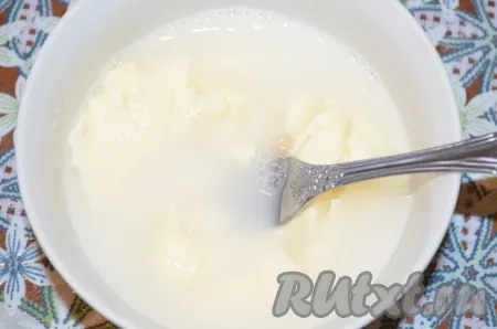 Сыр растворить в теплой воде при помощи вилки, ложки или венчика.