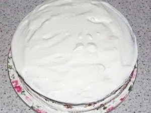 покрыть торт сметаной