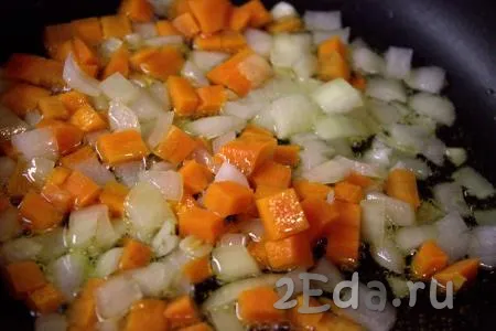 В сковороде разогреть растительное масло, выложить нарезанную морковь и обжарить на среднем огне, периодически помешивая, примерно, 2-3 минуты. Затем в сковороду к моркови добавить нарезанный лук, перемешать и обжаривать овощи в течение 3-4 минут, не забывая помешивать.
