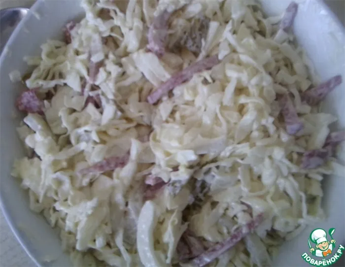 Рецепт: Салат из капусты с копченой колбасой