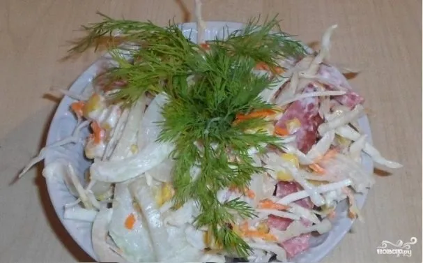 Салат из свежей капусты и копченой колбасы